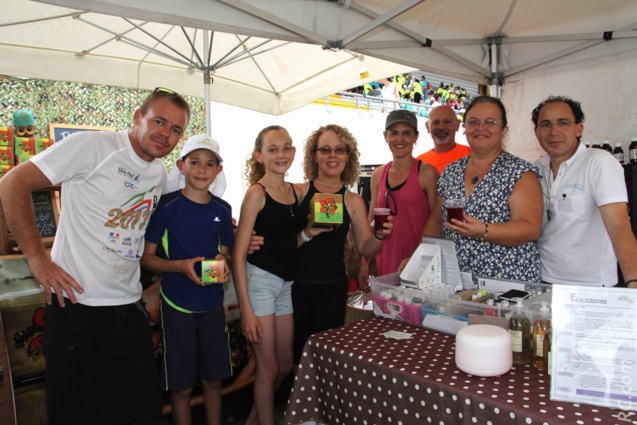 Au stand Aroma'Kaze de Eddie Dijoux installé au Tampon Au stand Aroma'Kaze de Eddie Dijoux installé au Tampon