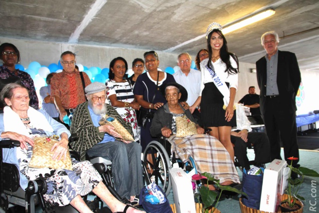 Les félicitations de Audrey Chane Pao Kan aux centenaires présents : Marie Jilicia Berton (102 ans), Charles Vergereau (103 ans) et Josie Miretti (102 ans)