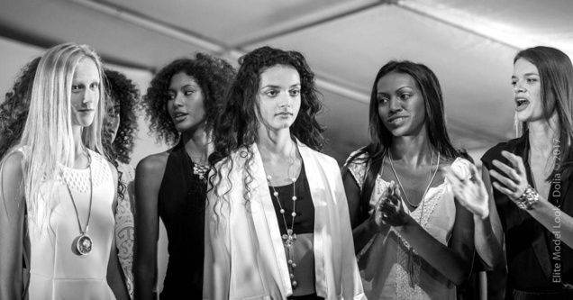 Kiana entourée des autres candidates