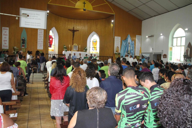 Une église bondée qui a prié et chanté, dans le recueillement et la joie