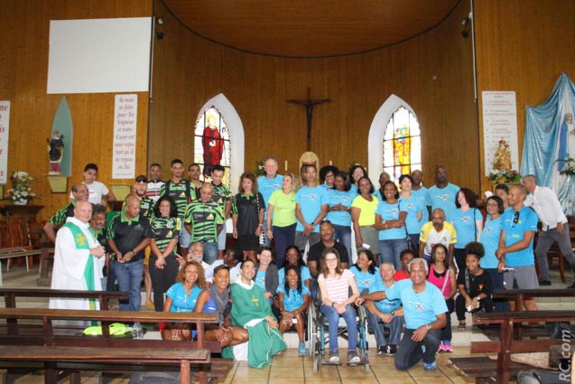 Une dernière photo de famille avant de se séparer Une dernière photo de famille avant de se séparer