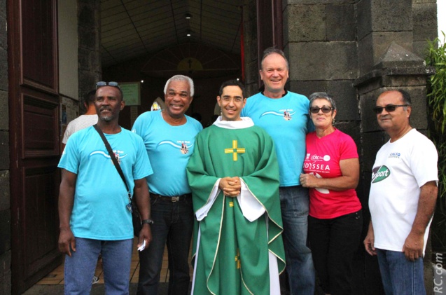 Le Père Loïc Prugnières entouré de plusieurs membres du CALS- Sud