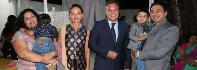 Sunanda Bhati, l’épouse du Consul, Corine et Didier Robert, président de la Région, et Sanjeev Kumar Bhati, désormais Consul Général de l’Inde à La Réunion. Le couple tient dans leurs bas leurs jumeaux Saatvik & Alakshyendra Sunanda Bhati, l’épouse du Consul, Corine et Didier Robert, président de la Région, et Sanjeev Kumar Bhati, désormais Consul Général de l’Inde à La Réunion. Le couple tient dans leurs bas leurs jumeaux Saatvik & Alakshyendra