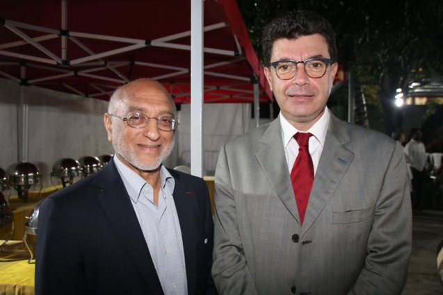 Houssen Amode, président de l’Association Musulmane de La Réunion, et Maurice Barate, secrétaire général de la Préfecture Houssen Amode, président de l’Association Musulmane de La Réunion, et Maurice Barate, secrétaire général de la Préfecture