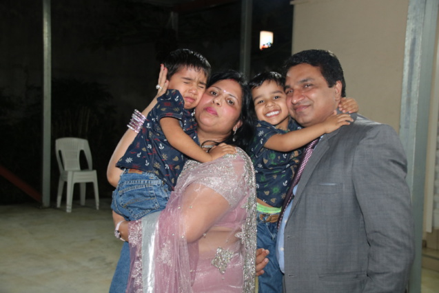 Sunanda Bhati, l’épouse du Consul, et Sanjeev Kumar Bhati avec leurs inséparables jumeaux Saatvik & Alakshyendra Sunanda Bhati, l’épouse du Consul, et Sanjeev Kumar Bhati avec leurs inséparables jumeaux Saatvik & Alakshyendra
