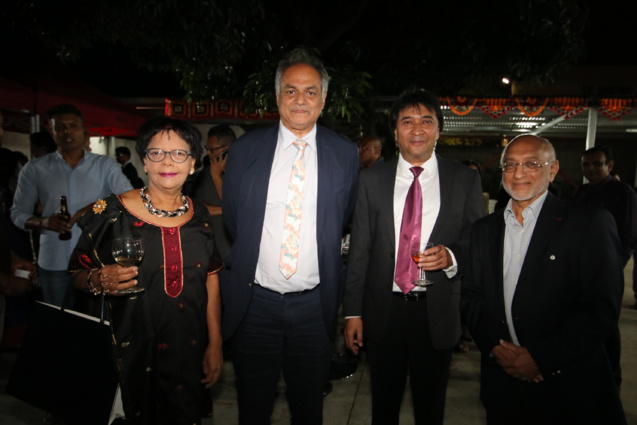 Dominique Dambreville, directrice Centre de lecture du Brûlé (Saint-Denis), Vêlayoudom Marimoutou, Recteur de La Réunion, Sanjay Audavjee, de la Bijouterie Vendôme, et Houssen Amode Dominique Dambreville, directrice Centre de lecture du Brûlé (Saint-Denis), Vêlayoudom Marimoutou, Recteur de La Réunion, Sanjay Audavjee, de la Bijouterie Vendôme, et Houssen Amode