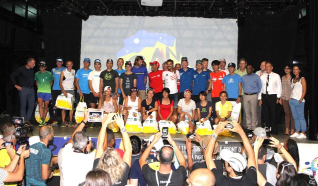 Les Elites , organisateurs et partenaires pour la photo de famille post-conférence Les Elites , organisateurs et partenaires pour la photo de famille post-conférence