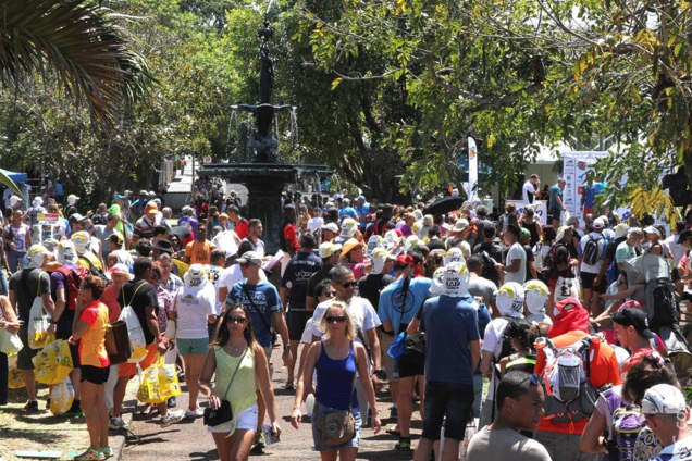 La place de la mairie de Saint-Pierre noire de monde pour le retrait des dossards La place de la mairie de Saint-Pierre noire de monde pour le retrait des dossards