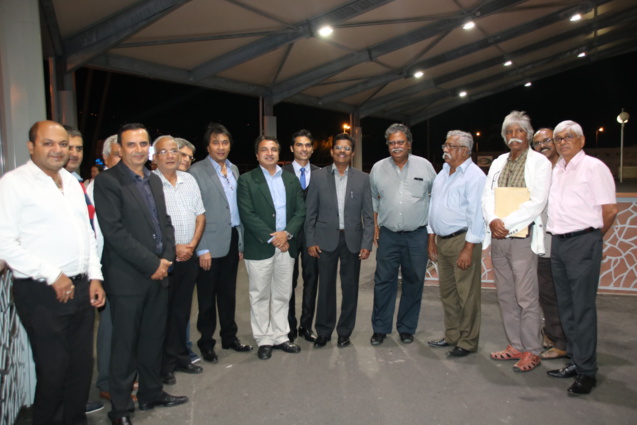 ... et par des membres de la communauté indienne de La Réunion ... et par des membres de la communauté indienne de La Réunion