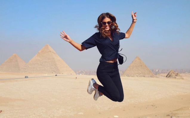 "Du haut de ces pyramides..." Iris est en Egypte! (photo Iris Mittenaere Actu)