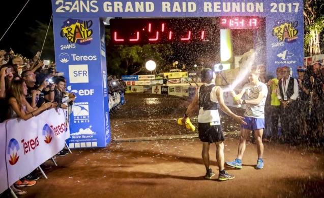 Xavier Thevenard « offre »  le champagne à son ami Benoît Girondel pour sa belle victoire