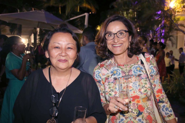 Jeanne Talavignes, directrice de Jegger's Boutique, et madame Mékies, directrice de La Boutique d'Ampy. Les deux magasins, partenaires de l'événement se situent tout en haut de la rue Maréchal Leclerc, face au Grand Marché, à Saint-Denis Jeanne Talavignes, directrice de Jegger's Boutique, et madame Mékies, directrice de La Boutique d'Ampy. Les deux magasins, partenaires de l'événement se situent tout en haut de la rue Maréchal Leclerc, face au Grand Marché, à Saint-Denis