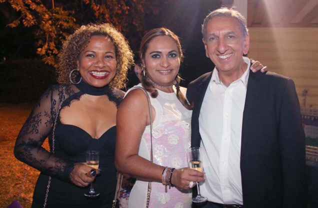 Estelle Choucair (au centre), directrice de la communication de la Ville de Saint-Denis, et son amie, avec Aziz Patel, directeur Elite Model Look Reunion Island Estelle Choucair (au centre), directrice de la communication de la Ville de Saint-Denis, et son amie, avec Aziz Patel, directeur Elite Model Look Reunion Island