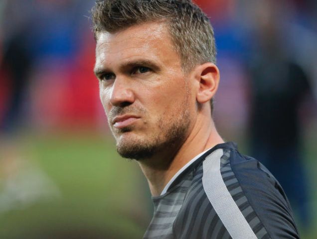 Un air méchant qui lui va bien: tellement facile de tabasser une femme! Un air méchant qui lui va bien: tellement facile de tabasser une femme!