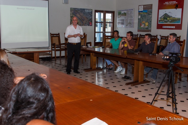 Lors de la conférence à Saint-Leu...