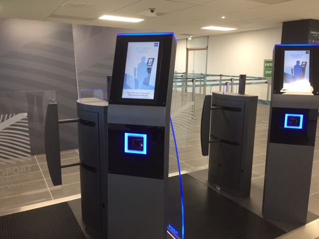 Des lecteurs optiques pour les cartes d'embarquement... Des lecteurs optiques pour les cartes d'embarquement...