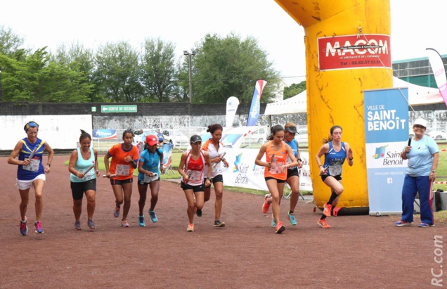 Le départ des féminines donné par Monique Catala, adjointe aux sports à Saint-Benoit