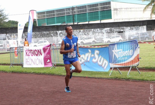 Thierry Ganosky est en train de conclure victorieusement pour Run-Oxygène Thierry Ganosky est en train de conclure victorieusement pour Run-Oxygène