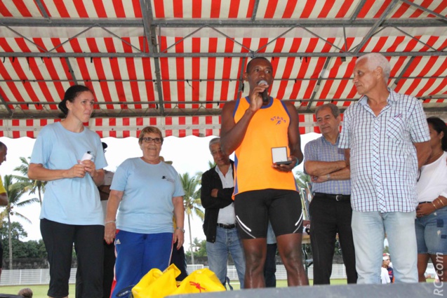 La médaille de bronze de la FFA remise à Frédéric Samsora , président de STASA