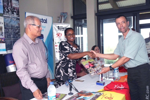 Robert d'Argent remet le magazine Sentiers Run à Rose Delima Edouard, Commissaire à la Jeunesse et Sports à Rodrigues