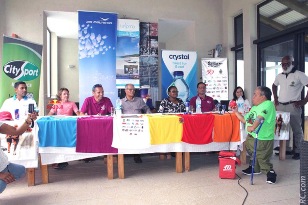 Jimmy Nayagom propose la pratique du Boccia lors de la conférence de presse au Tékoma Jimmy Nayagom propose la pratique du Boccia lors de la conférence de presse au Tékoma