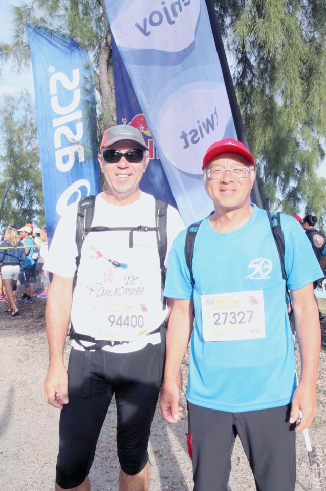 Max Hébert et Michel Chong Fah Shen à la tête d'un groupe de 21 marcheurs de la section Réunionnaise de la Fédération Française de la randonnée pédestre