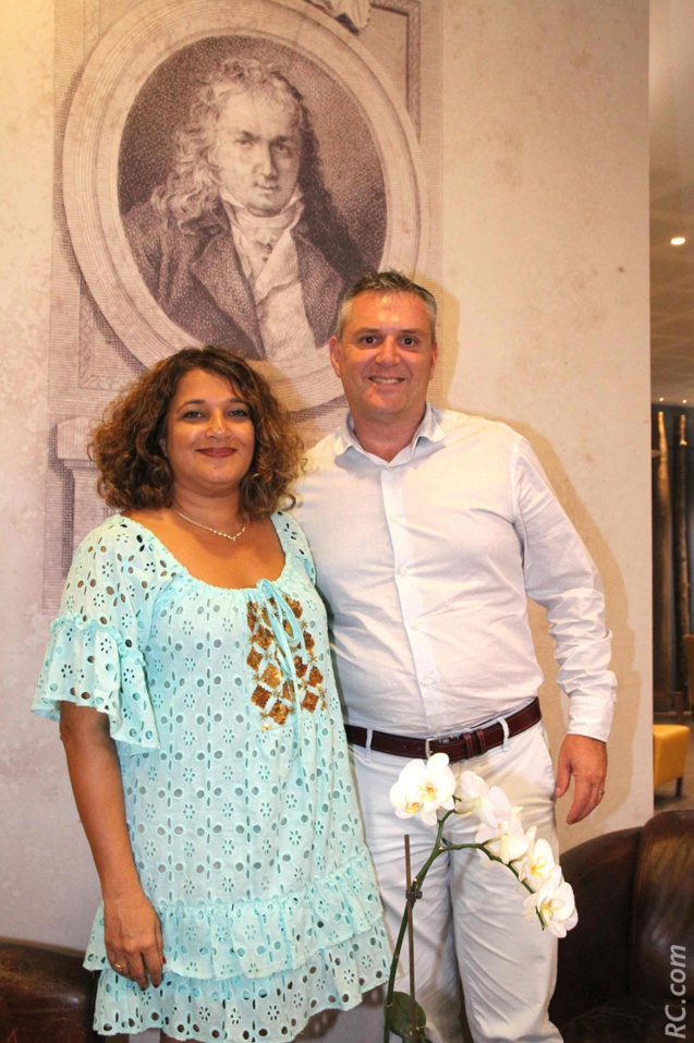 Christian et Shahéda Wolff qui dirigent le groupe « CotéSunHôtels » devant le portrait de Bernardin de Saint-Pierre à l'hôtel Le Saint-Pierre.