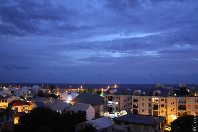 Au fond  le port de Saint-Pierre, sous un ciel « bleu cobalt » saisissant