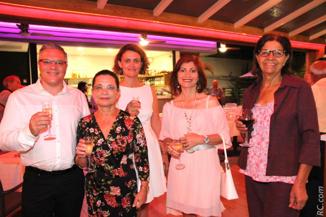 Frédéric Vélia, et les membres du  Lions club, autour de Marie-Claude Calteau