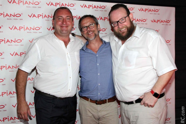 Thomas Lacroix, Directeur Opérationnel, Eric Evrard de Artmédia et Christopher Jones, Directeur Général de Vapiano International