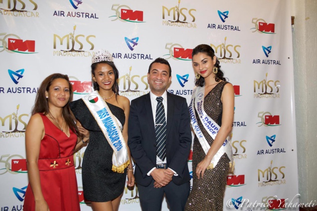 Karen Rakotoniaina, présidente du Comité Miss Madagascar, avec Miss Madagascar et Miss Réunion 2015