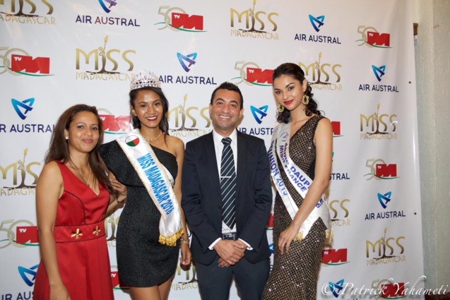 Karen Rakotoniaina, présidente du Comité Miss Madagascar, avec Miss Madagascar et Miss Réunion 2015