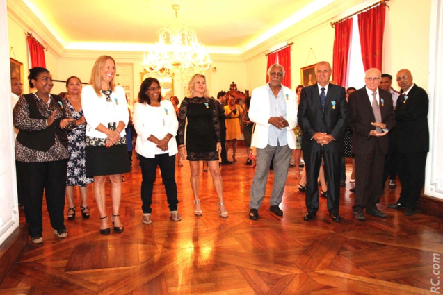 Les médaillés d'or dans la première rangée Les médaillés d'or dans la première rangée