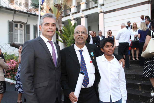 Gilles Traimond, sous-préfet chargé de mission pour la Cohésion sociale et la jeunesse, Mario Serviable, médaillé d'or