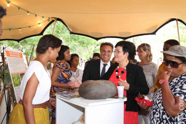 Visite au stand des Seychelles et l’immanquable "coco fesse » sur le comptoir
