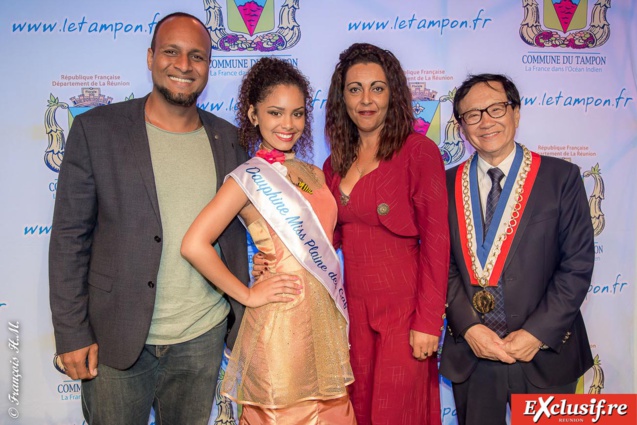 Anaëlle Bouget avec sa famille et la maire Anaëlle Bouget avec sa famille et la maire