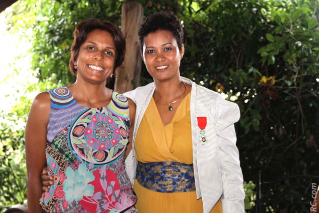 La nouvelle décorée de la Légion d'Honneur aux côtés de Leila Patel
