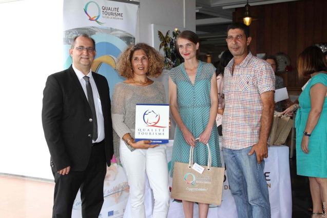 La Maison du Coco reçoit son label des mains de Stéphane Fouassin, président de l'IRT La Maison du Coco reçoit son label des mains de Stéphane Fouassin, président de l'IRT