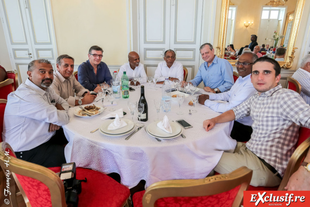 Les rédacteurs en chef à la table du maire
