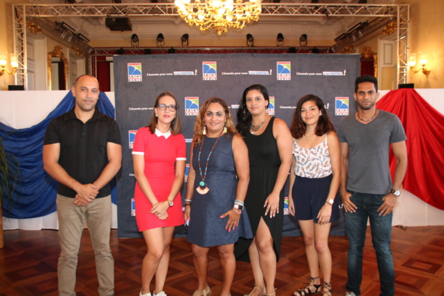 Le service Communication de la Mairie de Saint-Denis, sous la houlette de la directrice Estelle Choucair (3ème à partir de la gauche) Le service Communication de la Mairie de Saint-Denis, sous la houlette de la directrice Estelle Choucair (3ème à partir de la gauche)