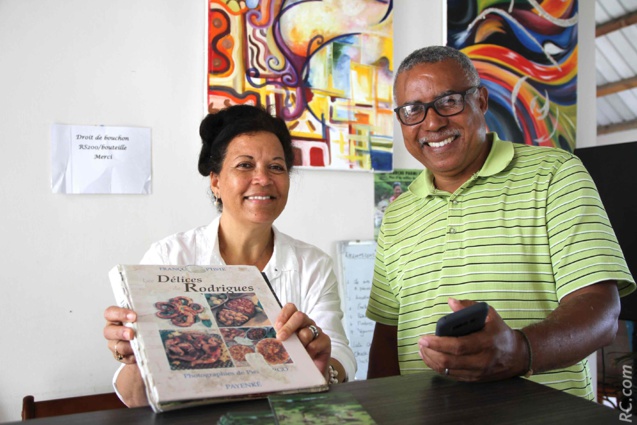 Laval et Françoise Baptiste présentent le livre «Les délices de Rodrigues» que la patronne des lieux a écrit Laval et Françoise Baptiste présentent le livre «Les délices de Rodrigues» que la patronne des lieux a écrit