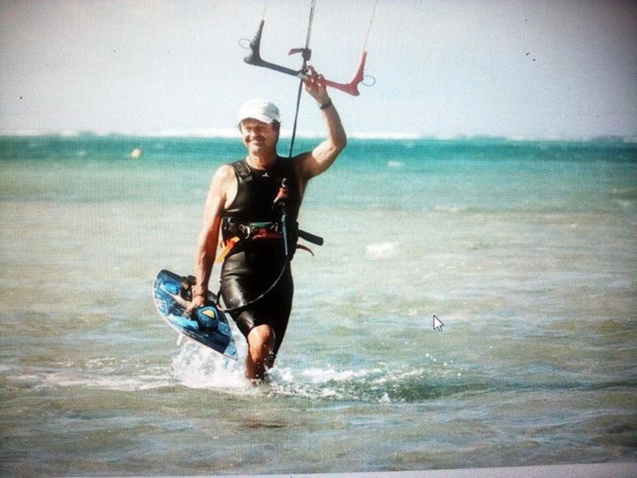 L’irrésistible appel de la mer auquel Nicolas Hulot ne peut résister. En kite-surf, il est comme sur un nuage L’irrésistible appel de la mer auquel Nicolas Hulot ne peut résister. En kite-surf, il est comme sur un nuage