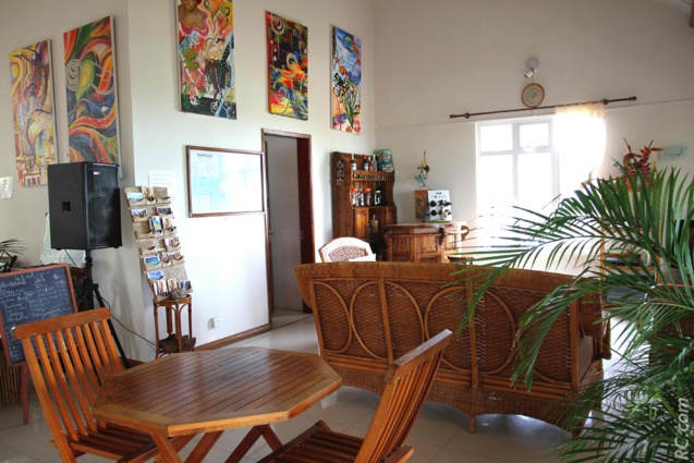 Un cadre chaleureux, avec des tableaux d’artistes locaux pour décorer les murs