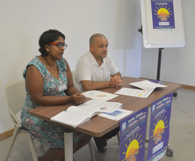 Catherine Saminadin, vice-présidente de l’association, et Sébastien Dijoux, président de SOS Solitude Réunion, lors de la conférence de presse de présentation du colloque