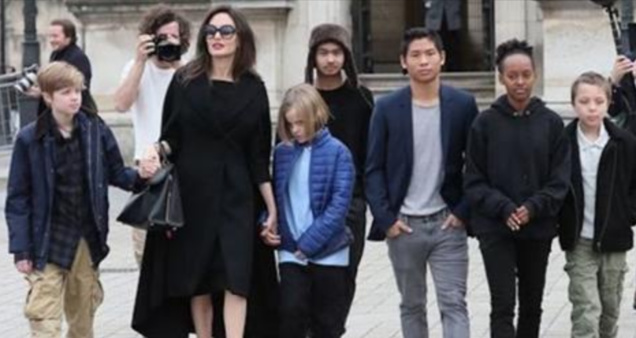 Angelina avec ses 6 enfants à Paris