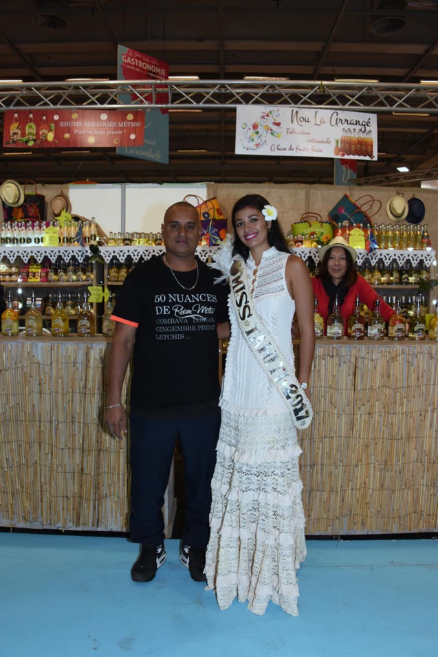 Au stand Réuni Rhums, on accueille avec le sourire Miss Tahiti 2017, d’autant que la Polynésie française était l’invitée d’honneur du salon