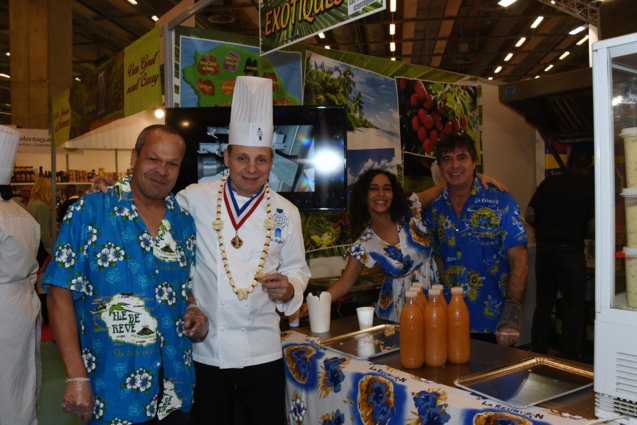 Eric Briffard, jury du Trophée Babette, est venu goûter les produits de David Geneviève (Les Bouchées exotiques).