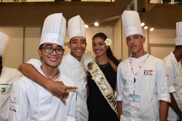 Au concours des Trophées de Babette, pas moins de trois élèves du Lycée hôtelier de Papeete ont franchi le cap de la demi-finale sur six finalistes. Félicités ici par Turouru Temorere, Miss Tahiti 2017.