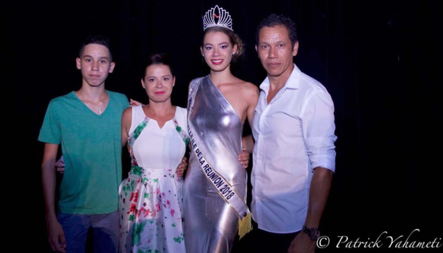 Eliska avec ses parents et son frère