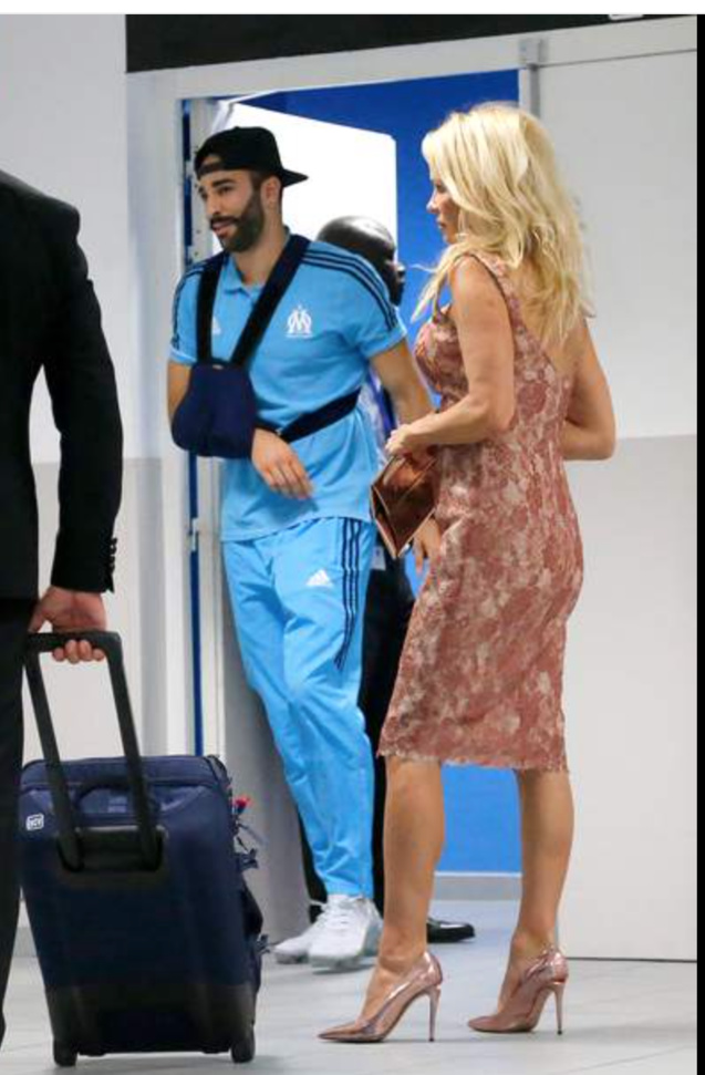 A la sortie des vestiaires, Pamela attend Radil, qui sort ce soir-là avec un bras en écharpe A la sortie des vestiaires, Pamela attend Radil, qui sort ce soir-là avec un bras en écharpe